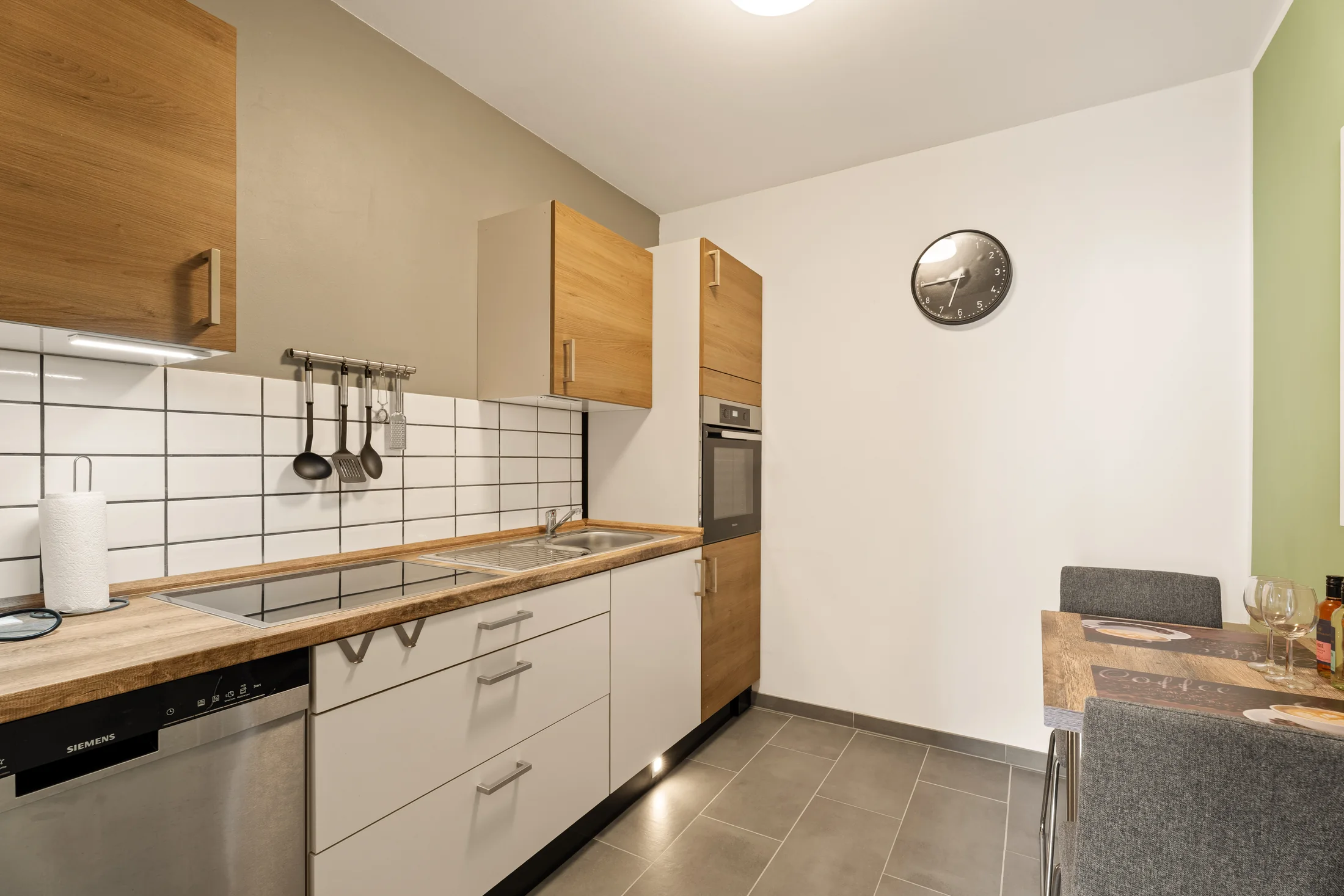 Moderne Küche mit Kochfeld und Arbeitsfläche