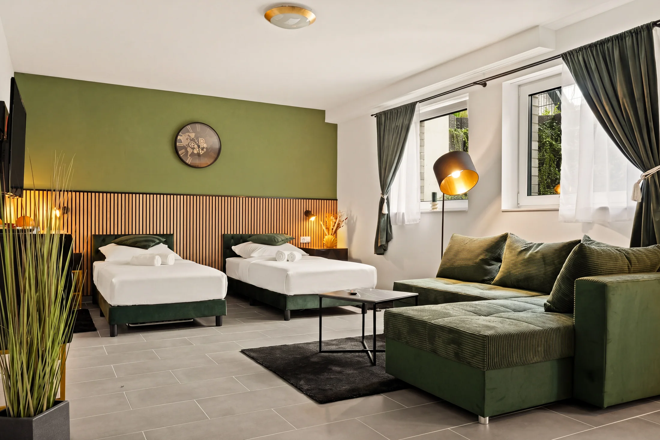 Wohnbereich der Modo Apartments Ferienwohnung mit Sofa und Esstisch